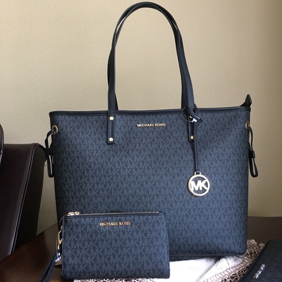 Michael Kors Handbags - Michael Kors Large Zipper tote & wallet